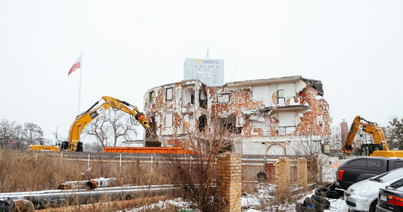 Ruszyły prace rozbiórkowe na działce przy ul. Okopowej 65, na której są pozostałości po "Czarnym Kocie" - najsłynniejszej warszawskiej samowoli budowlanej. W ciągu najbliższych dni na działkę wjedzie ciężki sprzęt.