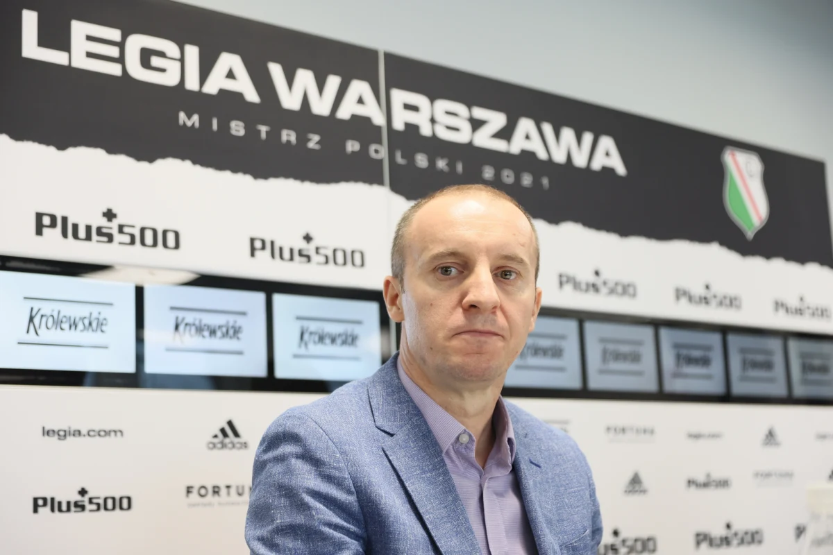 Kolejna zmiana na stanowisku trenera Legii Warszawa. Od najbliższego meczu zespół poprowadzi Aleksandar Vuković, który był trenerem „Wojskowych” w latach 2018-2020. „Gdy pojawiło się takie zapytanie i taka opcja wyjścia z pożaru, zdecydowałem się z tego wyjść. Wiem, że mogę się poparzyć, ale to jest mój dom i chcę razem z Legią wyjść z tej sytuacji” –powiedział na konferencji prasowej.