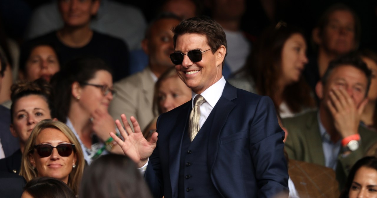 Ten to ma gest! Tom Cruise, który kręcił w Wielkiej Brytanii kolejną część serii "Mission: Impossible", postanowił zrobić niespodziankę członkom ekipy pracującej na planie produkcji. Z okazji nadchodzących świąt Bożego Narodzenia zamówił dla nich 300 ciast w swojej ulubionej cukierni. Fakt, że owa cukiernia znajduje się w Los Angeles, nie stanowił dla niego żadnego problemu. Aktor po odbiór łakoci wysłał prywatny odrzutowiec.