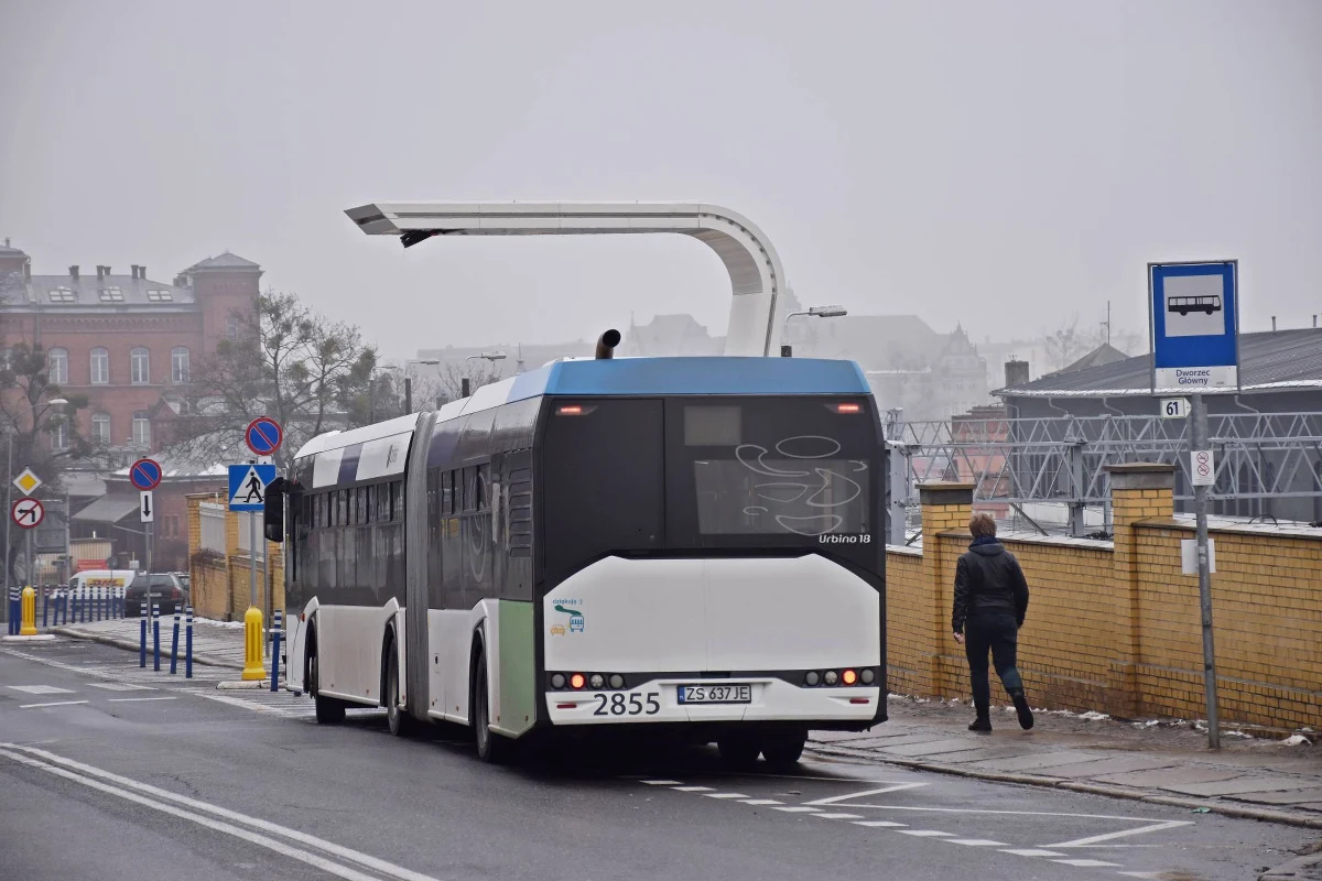 W Szczecinie pojawiła się pierwsza z trzech ładowarek pantografowych do ładowania elektrycznych autobusów. Urządzenie stoi na ulicy Owocowej. Wygląda jak dziwna zadaszona wiata.