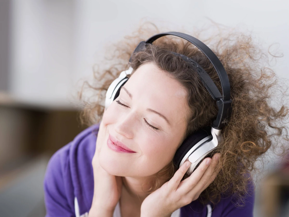 Intuicyjnie doskonale rozumiemy, że słyszeć to nie to samo co słuchać. Domyślamy się też, że w naszym mózgu przejście od jednego do drugiego musi oznaczać zmianę aktywności. Opublikowane na łamach czasopisma "Cell Reports" wyniki badań naukowców z Uniwersytetu w Bazylei potwierdzają to i wskazują miejsce, w którym w mózgu myszy te zmiany aktywności zachodzą. Inaczej mózg opracowuje bodźce, gdy tylko słyszy, inaczej gdy zwraca uwagę na to, jakie dźwięki do niego docierają.