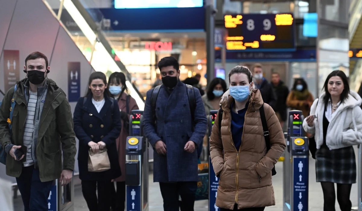 Wszystkie 11 krajów znajdujących się na brytyjskiej czerwonej liście podróżnej zostanie z niej usunięte w środę rano - ogłosił minister zdrowia Sajid Javid. Jak wyjaśnił, Omikron już tak się rozprzestrzenił, że restrykcje dotyczące podróży stały się bezskuteczne.