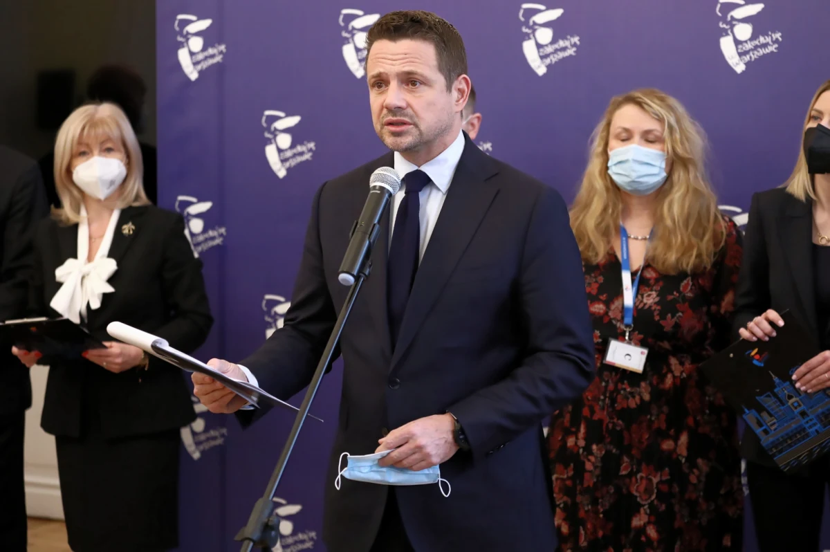 „Sytuacja finansowa jest bardzo trudna. Mimo że mamy większe wpływy z podatków, to jednak wszystkie te pieniądze musieliśmy przeznaczyć na edukację” - powiedział dziś prezydent Warszawy Rafał Trzaskowski. Nie wykluczył niewielkiej podwyżki cen biletów komunikacji miejskiej.