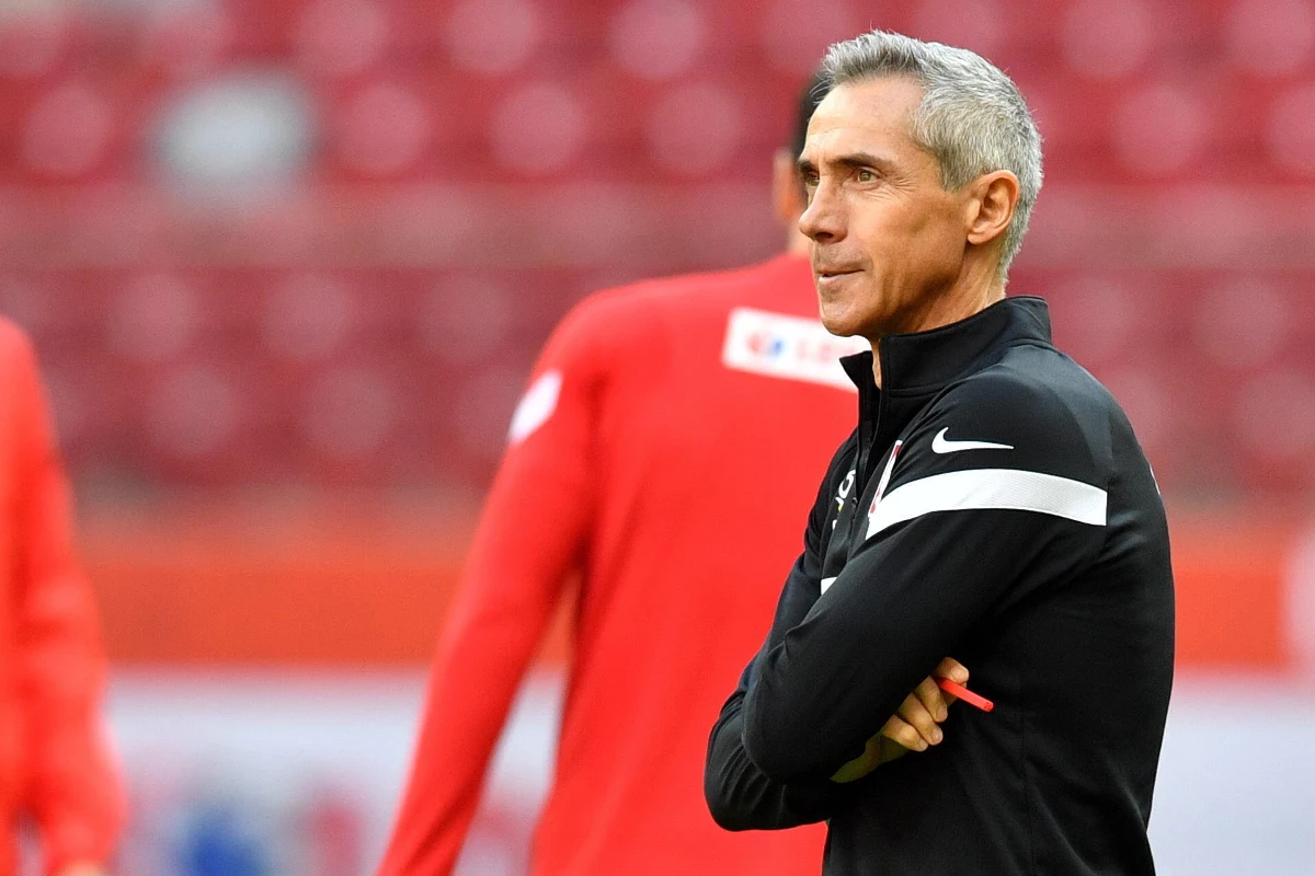 Prezes PZPN Cezary Kulesza spotkał się w Warszawie z Paulo Sousą. Selekcjoner odpowiadał szczegółowo na pytania związane z ostatnimi meczami reprezentacji i brakiem rozstawienia w barażach o awans na mundial. Jak powiedzieli uczestnicy spotkania, "wszystko zostało wyjaśnione".