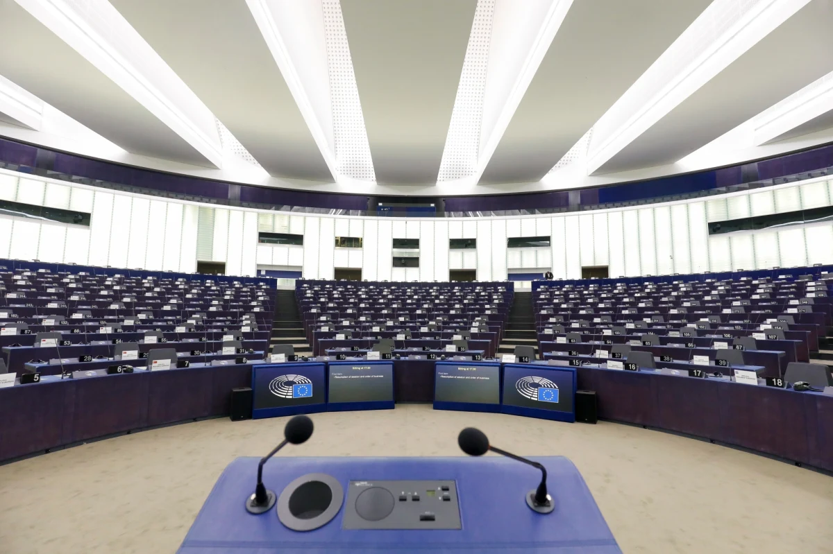 Andrzej Sadoś, polski ambasador przy UE, przeprowadził nieudaną próbę zablokowania unijnego planu priorytetów legislacyjnych Unii Europejskiej na 2022 rok. Dokument został przyjęty mimo sprzeciwu Polski i Węgier. Kwestia priorytetów planowania legislacyjnego była omawiana na posiedzeniu Rady ds. Ogólnych Komisji Europejskiej. To wspólna deklaracja trzech instytucji, Rady, Komisji i Parlamentu Europejskiego w sprawie przyszłych działań legislacyjnych.