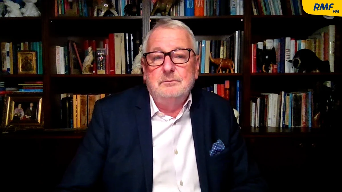 "Być może popełniliśmy błąd, nie mówiąc, co nas może czekać, kiedy się nie zaszczepimy. Mówiliśmy tylko, że trzeba się szczepić. Nie używaliśmy nigdy języka, który by prowadził do paniki, bo ona nie służy nikomu” – tak postawę lekarzy wobec szczepień przeciw Covid-19 skomentował w Popołudniowej rozmowie w RMF FM prof. Andrzej Matyja. 
"Skoro nie przekonaliśmy dorosłej części społeczeństwa do szczepień przeciw Covid-19, tym trudniej nam będzie przekonać rodziców, by zaszczepili dzieci" – uważa prezes Naczelnej Rady Lekarskiej. 