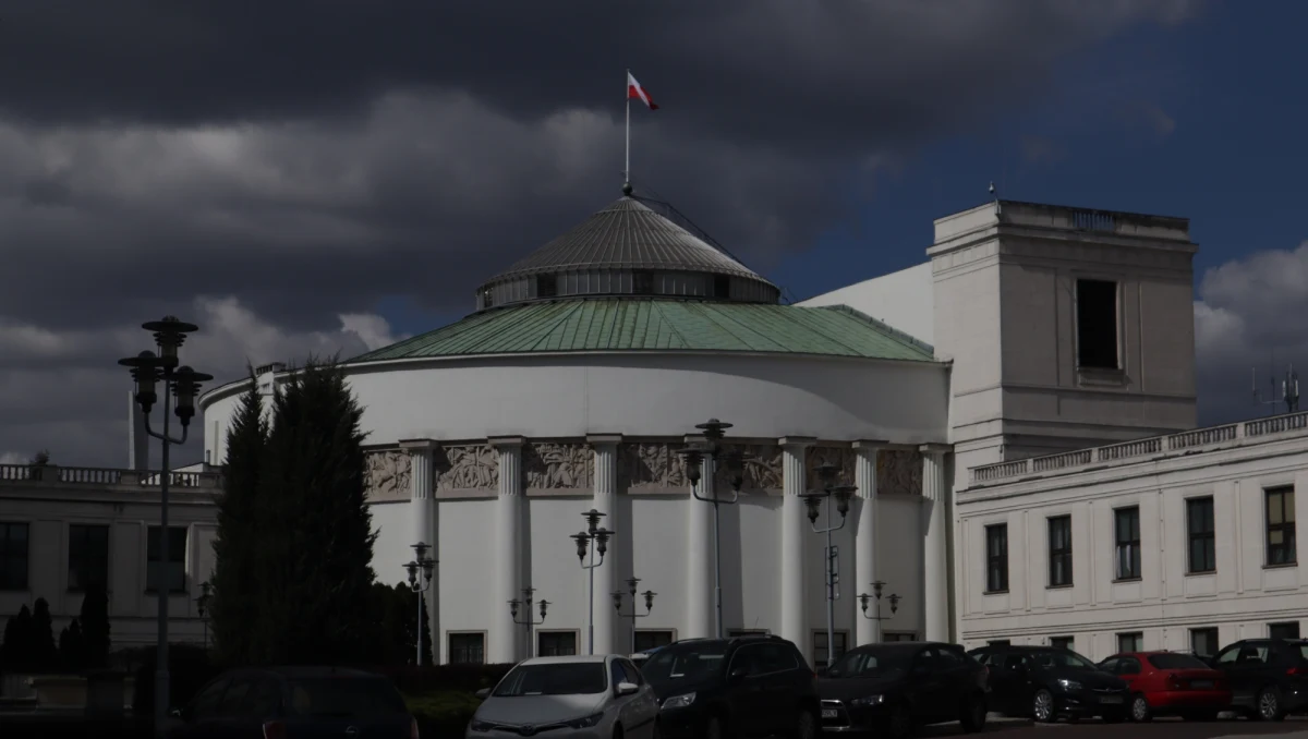 Sejm rozpoczął pierwsze czytanie przygotowanego przez "Solidarność" projektu obywatelskiego w sprawie emerytur stażowych. Przewiduje on, że prawo do emerytury stażowej miałyby osoby urodzone po 31 grudnia 1948 r., które osiągnęły okres składkowy i nieskładkowy wynoszący 35 lat dla kobiet i 40 dla mężczyzn.