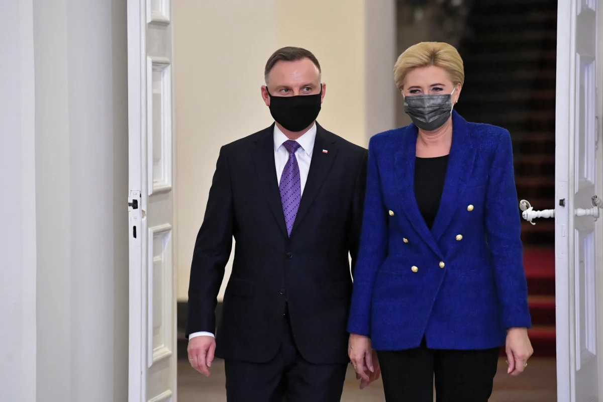 "Należy stanowczo podkreślić, że krytyka sądu konstytucyjnego jest w rzeczywistości krytyką ustroju opartego na konstytucji. Dotyczy to zwłaszcza opinii i postulatów podważających samo istnienie tego organu" – napisał prezydent Andrzej Duda w liście do zgromadzenia sędziów TK.