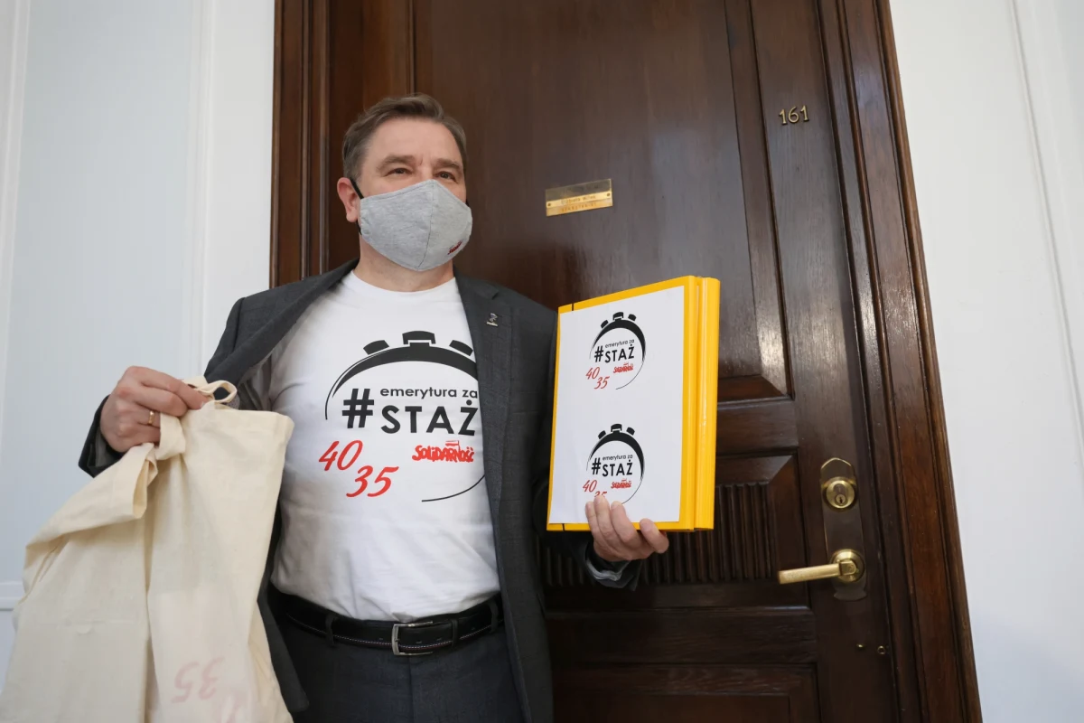 Wszystkie kluby parlamentarne opowiedziały się we wtorek za dalszymi pracami nad projektem obywatelskim w sprawie emerytur stażowych, a klub Lewicy zapowiedział złożenie poprawek do projektu. Przeciwne emeryturom stażowym jest koło Konfederacja.