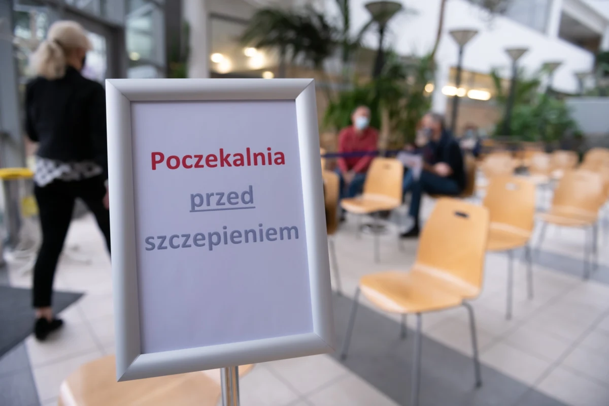 Dziś wchodzi w życie rozporządzenie Rady Ministrów w sprawie obostrzeń związanych z czwartą falą koronawirusa. Ograniczony zostaje m.in. limit osób - z 50 do 30 proc. - w restauracjach, barach, hotelach, kinach, teatrach, czy obiektach sportowych.