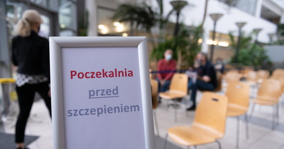 Dziś wchodzi w życie rozporządzenie Rady Ministrów w sprawie obostrzeń związanych z czwartą falą koronawirusa. Ograniczony zostaje m.in. limit osób - z 50 do 30 proc. - w restauracjach, barach, hotelach, kinach, teatrach, czy obiektach sportowych.