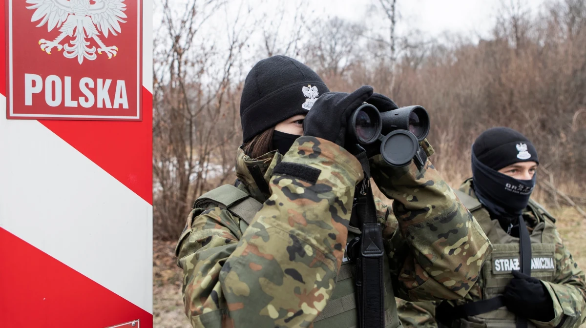 We wtorek na polsko-białoruskiej granicy niedaleko Mielnika na Podlasiu polski pojazd wojskowy migranci obrzucili kamieniami, żołnierzy zaatakowano też laserami - poinformowało MON na Twitterze i opublikowało nagranie. 