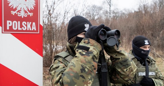 We wtorek na polsko-białoruskiej granicy niedaleko Mielnika na Podlasiu polski pojazd wojskowy migranci obrzucili kamieniami, żołnierzy zaatakowano też laserami - poinformowało MON na Twitterze i opublikowało nagranie. 