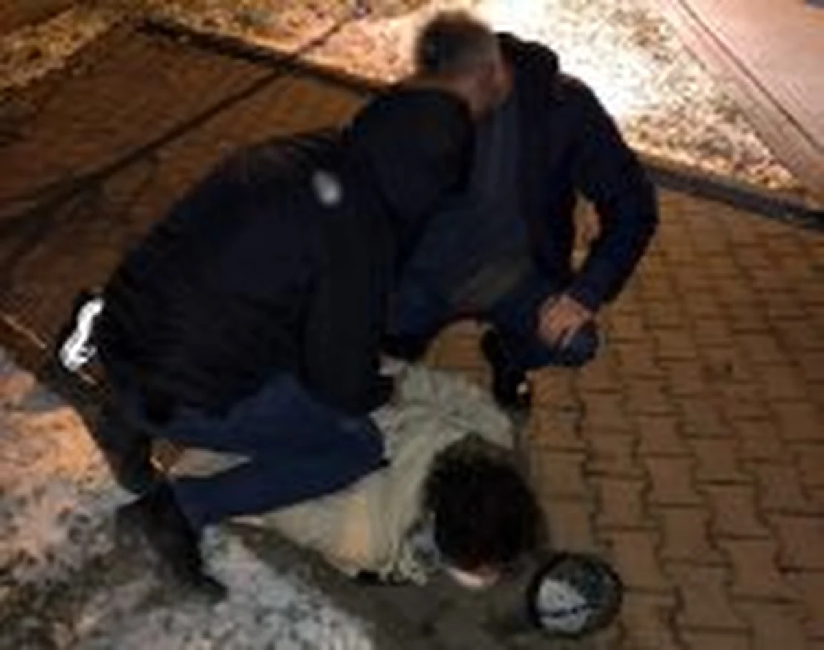 Policjanci z komendy na warszawskiej Ochocie zatrzymali na gorącym uczynku 13-latka, który uczestniczył w oszustwie "na wypadek". Przestępcy tą metodą oszustwa chcieli wyłudzić od 67-latka 120 tysięcy złotych.