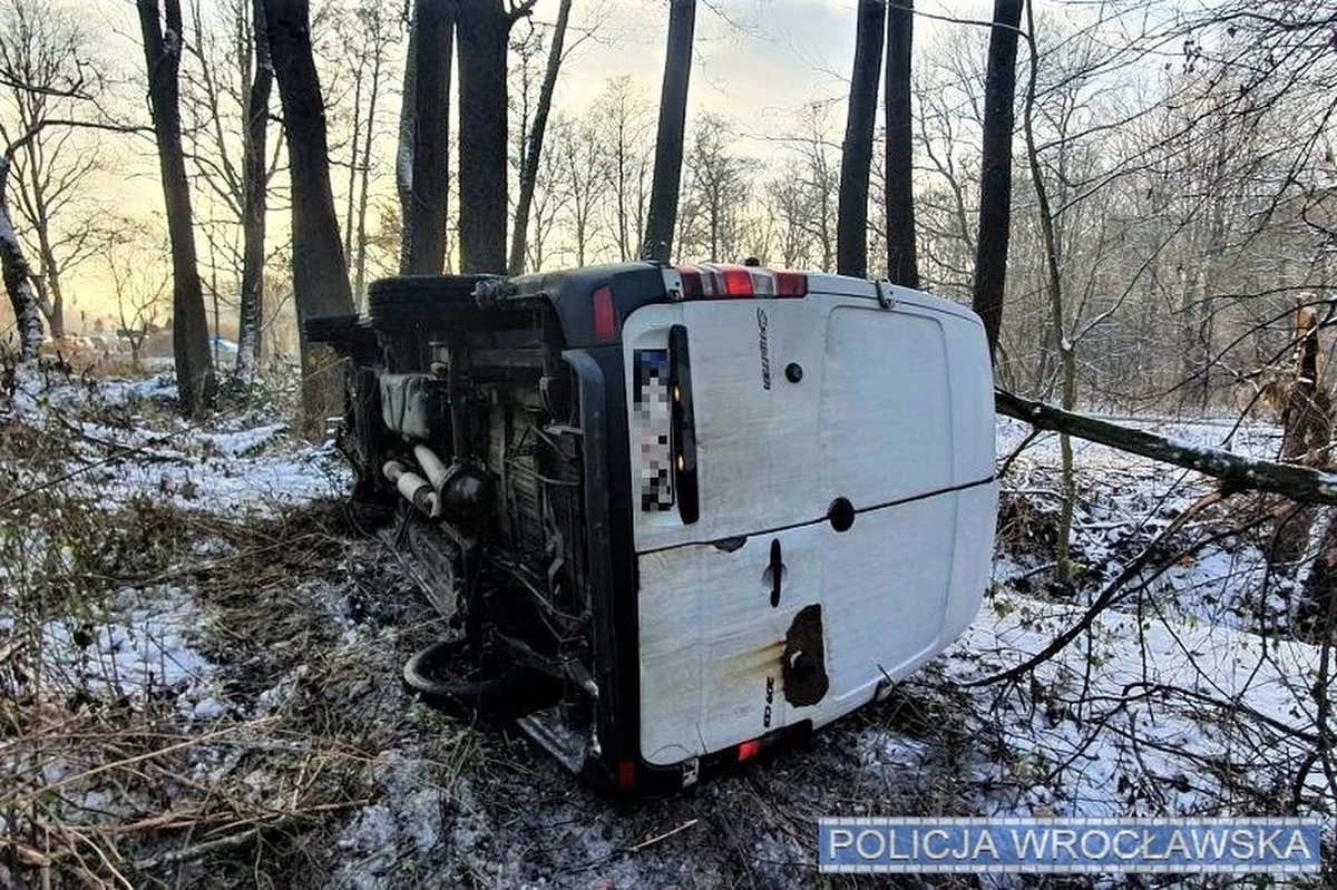 Blisko 2,5 promila alkoholu miał kierowca, który na ulicy Okulickiego we Wrocławiu wjechał do rowu.