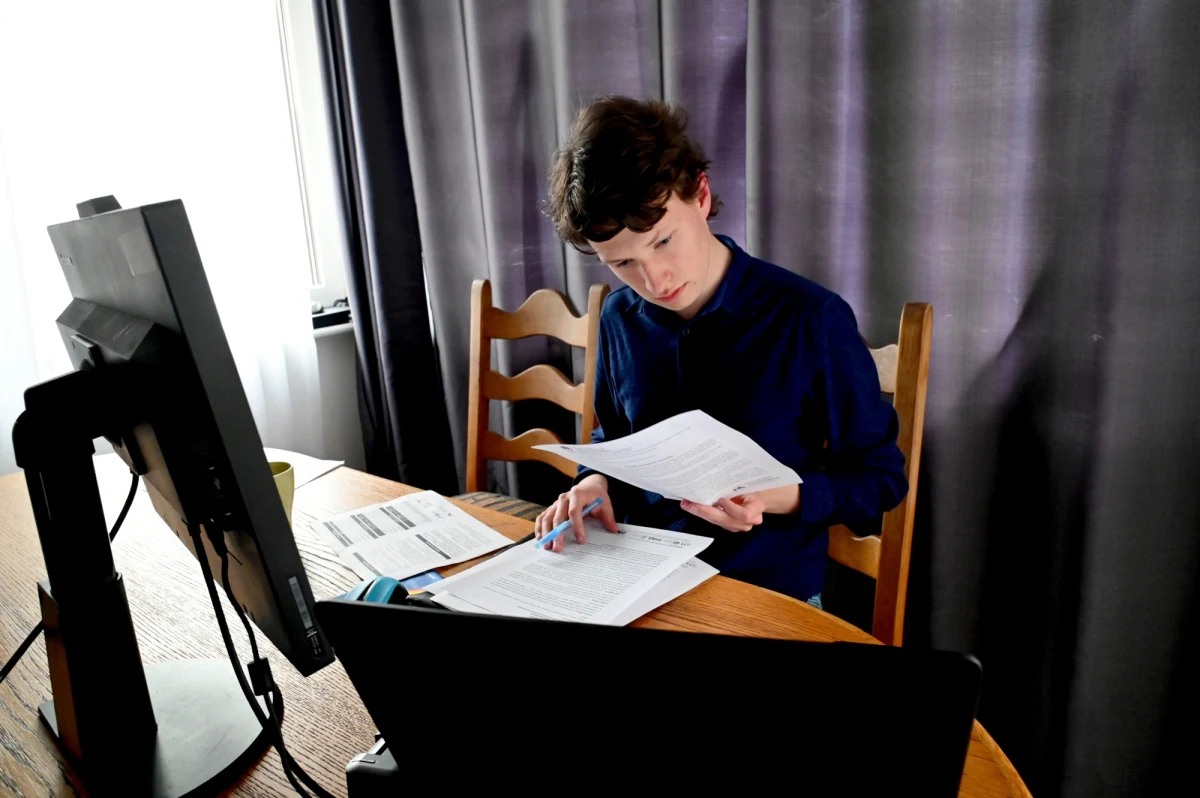 W najbliższy poniedziałek (20 grudnia) rusza nauczanie zdalne dla uczniów szkół podstawowych i średnich. Lekcje online będą się odbywać do 9 stycznia 2022 (z wyłączeniem przerwy świątecznej). Odpowiednie rozporządzenie zostało już przyjęte i opublikowane. A co z dodatkowym zasiłkiem opiekuńczym? Oto, co dziennikarz RMF FM usłyszał w resorcie rodziny i pracy. 