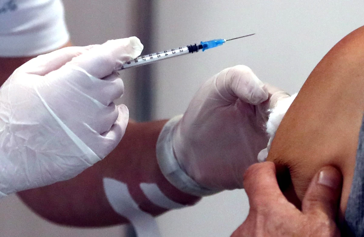 Dwie dawki szczepionki przeciw koronawirusowi wyprodukowanej przez firmę Moderna potwierdzają silną skuteczność ochrony przed hospitalizacją po zakażeniu różnymi wariantami SARS-COV-2 - pisze w najnowszym numerze czasopismo "The British Medical Journal". Wyniki badań przeprowadzonych przez amerykańską firmę ubezpieczeniową Kaiser Permanente wskazują przy tym, że ochrona przed samym zakażeniem wariantem Delta koronawirusa w miarę upływu czasu stopniowo słabnie.