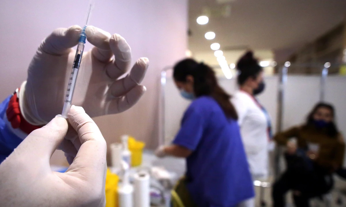 Europejska Agencja Leków (EMA) opublikowała w środę zalecenia, zgodnie z którymi można rozważyć dawkę przypominającą jednodawkowej szczepionki na Covid-19 firmy Johnson & Johnson co najmniej 2 miesiące po pierwszej dawce u osób w wieku 18 lat i starszych.