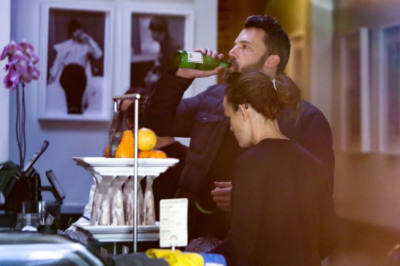 Ben Affleck wielokrotnie opowiadał w wywiadach o swoich zmaganiach z uzależnieniem od alkoholu. W jednym z nich ujawnił, że przez ten nałóg rozpadło się jego małżeństwa z Jennifer Garner, co uważa za największy błąd swojego życia. Ostatnio gwiazdor najwyraźniej zmienił pogląd na tę kwestię. W rozmowie z Howardem Sternem stwierdził, że gdyby się nie rozwiódł, to prawdopodobnie wciąż by pił. Niefortunna wypowiedź aktora rozwścieczyła fanów.