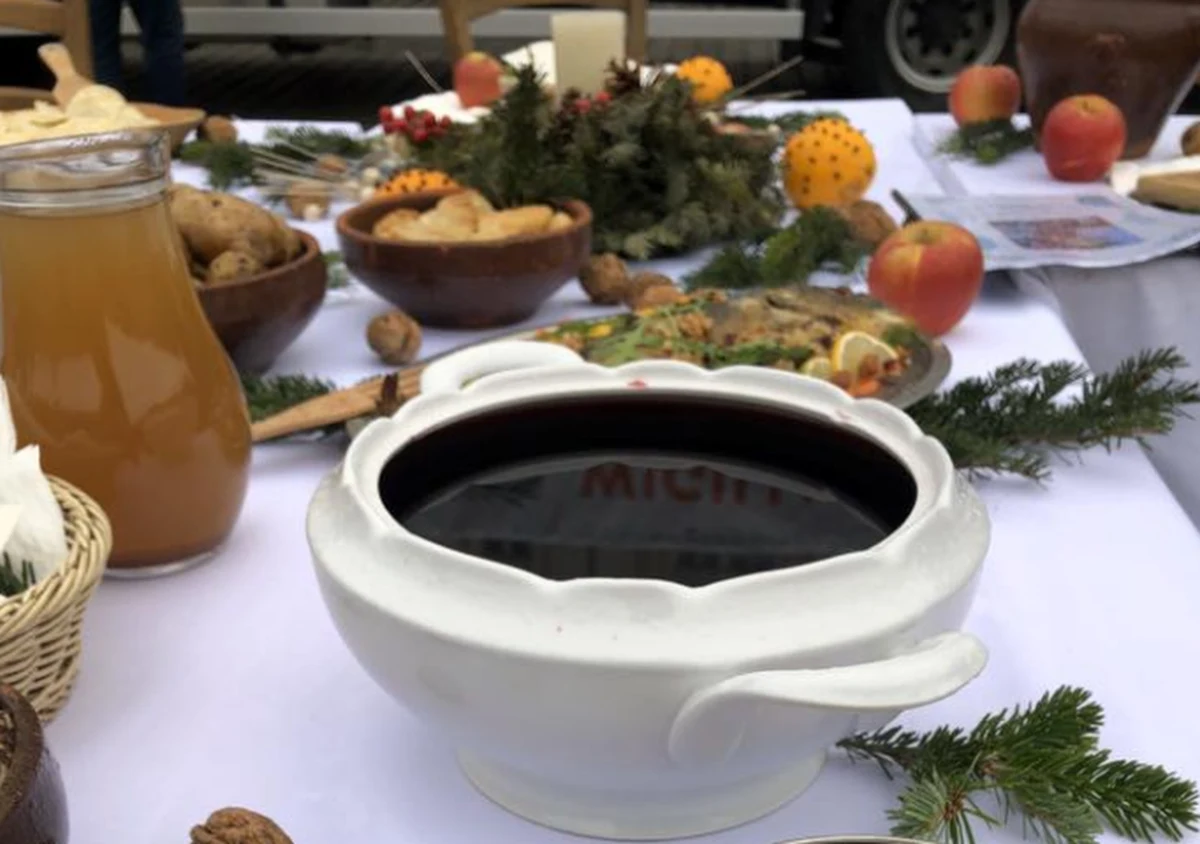 W niedzielę na Rynku Głównym w Krakowie odbędzie się XXV wigilia dla bezdomnych i potrzebujących. „To będzie prawdziwa świąteczna wieczerza” - zapowiadają organizatorzy, którzy przygotowują się do rozdania ponad 50 tysięcy porcji. Jan Kościuszko, organizator i pomysłodawca akcji wylicza, że będzie to barszcz wigilijny, pierogi, krokiety, bigos oraz kasza z grzybami.