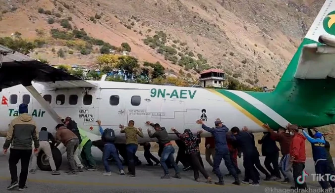 Nepal: Samolot złapał gumę. Z pasa zepchnęli go pasażerowie