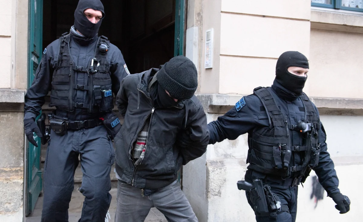 Saksoński krajowy urząd policji kryminalnej prowadzi obławę. Wszystko przez groźby, które padły pod adresem premiera Saksonii Michaela Kretschmera. Tydzień temu na grupie czatowej na aplikacji Telegram pojawiły się plany zamachu na premiera - informują niemieckie media. 