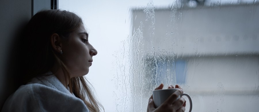 Zimowa depresja, to nie wymysł. Specjaliści diagnozują ją, jako  SAD (Seasonal Affective Disorder) i uznają za chwilowe, sezonowe zaburzenia afektywne. Czym się objawia? Najczęściej jest to spadek nastroju, spowodowany ograniczonym dostępem do słońca. Często dopada nas melancholia, senność, czy trudności z koncentacją. Jak poradzić sobie z zimową chandrą?