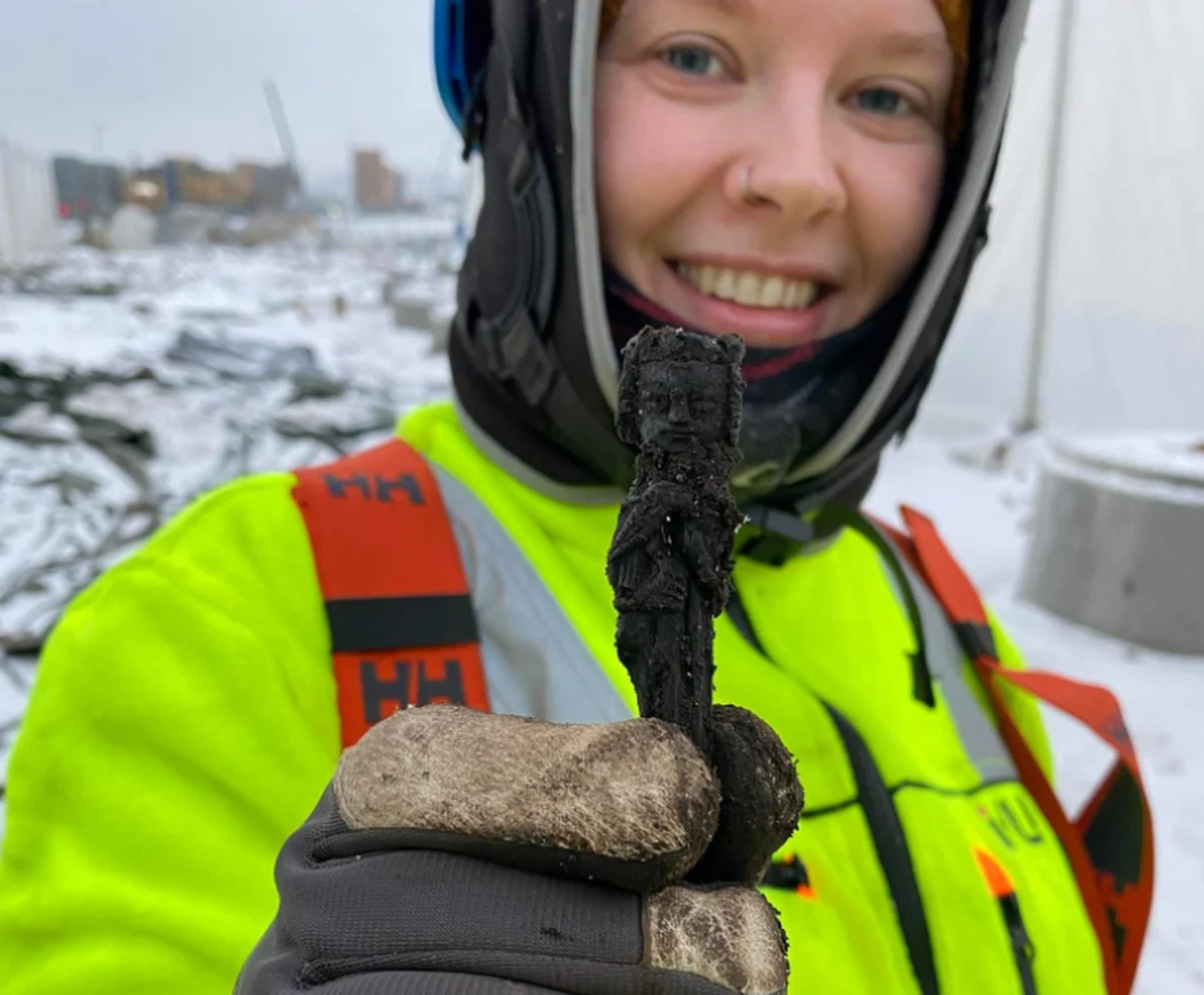 Norwescy archeolodzy natrafili na niezwykle cenny przedmiot. To pochodząca z XIII wieku rękojeść noża, wykonana z kości. Ma kształt postaci trzymającej sokoła. Naukowcy nie mają wątpliwości, że to ktoś z kręgu rodziny królewskiej – nie wiedzą, czy król, czy może jednak królowa. 