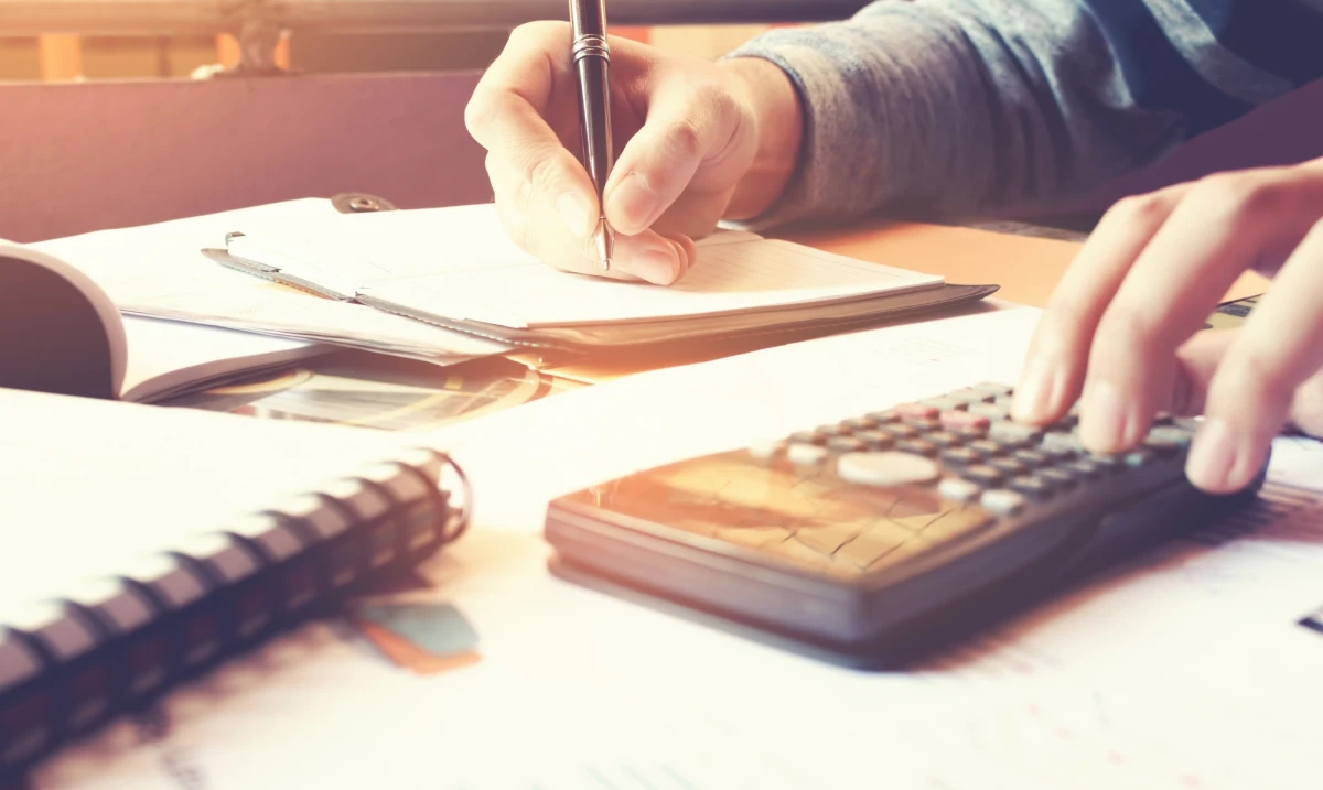 Niektóre popularne w języku angielskim powiedzenia nie mają logicznego sensu - piszą w tradycyjnie żartobliwym, bożonarodzeniowym numerze czasopisma naukowego "BMJ" badacze z Londynu. Jeśli ktoś chce stwierdzić, że jakiś problem jest prosty do rozwiązania, nie wymaga nadzwyczajnych zdolności i umiejętności, to mówi, że to nie jest "rocket science", ani "brain surgery", czyli nie trzeba być inżynierem rakietowym, ani neurochirurgiem, żeby sobie z tym poradzić. Naukowcy zadali sobie w związku z tym pytanie, czy faktycznie inżynierowie zaangażowani w przemysł rakietowy, czy wykonujący operacje mózgu neurochirurdzy są przeciętnie bardziej inteligentni od tak zwanych zwykłych śmiertelników... Okazało się, że nie.