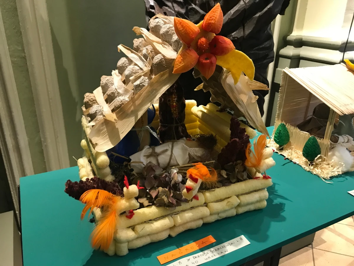 W Muzeum Etnograficznym we Wrocławiu można oglądać wystawę prac dzieci i młodzieży "Najpiękniejsza szopka betlejemska 2021". Jest ona dowodem na to, że wyobraźnia młodych twórców nie zna granic. Efektem tego są nadzwyczajne prace. Do wykonania niektórych użyto butelek, płyt CD, ciastek, czy drutu kolczastego.