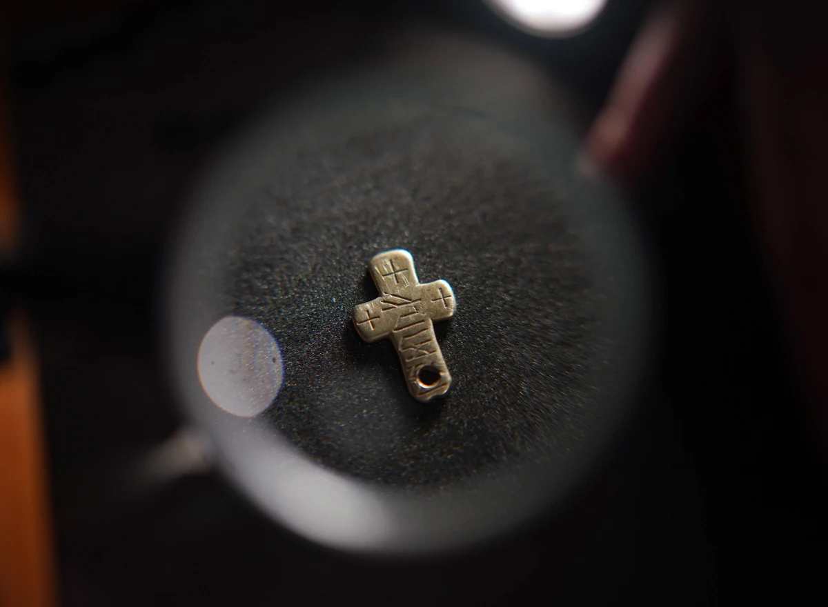 Średniowieczny wisiorek jest pośród 50 tysięcy artefaktów, jakie poszukiwacze skarbów w ramach hobby znaleźli na terenie Wielkiej Brytanii w pandemicznym 2020 roku. Jednak uwagę historyków szczególnie przyciągnął właśnie ten niezwykły przedmiot – krzyż pokryty runami. Naukowcom udało się go odczytać. 