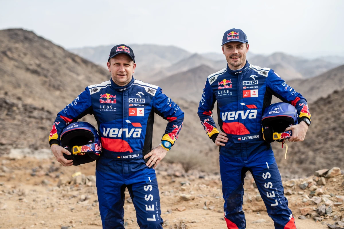 ORLEN Team już 2 stycznia 2022 r. wystartuje w 44. edycji Rajdu Dakar. W barwach zespołu w tym sezonie ponownie pojadą Kuba Przygoński i Timo Gotschalk, Maciej Giemza, Kamil Wiśniewski oraz Martin Prokop i Viktor Chytka. Najtrudniejszy rajd świata po raz trzeci odbędzie się w Arabii Saudyjskiej. Tym razem o swoich planach związanych z rajdem zawodnicy ORLEN Team opowiedzieli podczas konferencji prasowej, która po raz pierwszy odbyła się w formule tweetupu.