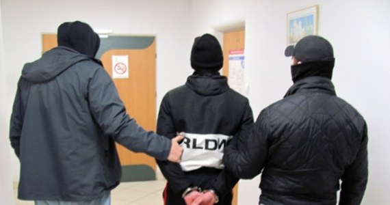 Mężczyznę, który w ubiegłym tygodniu ukradł ze sklepu w Szczecinie puszkę z datkami na rehabilitację ciężko chorego dziecka, zatrzymali policjanci. Złodziejem okazał się 22-latek z tego miasta.