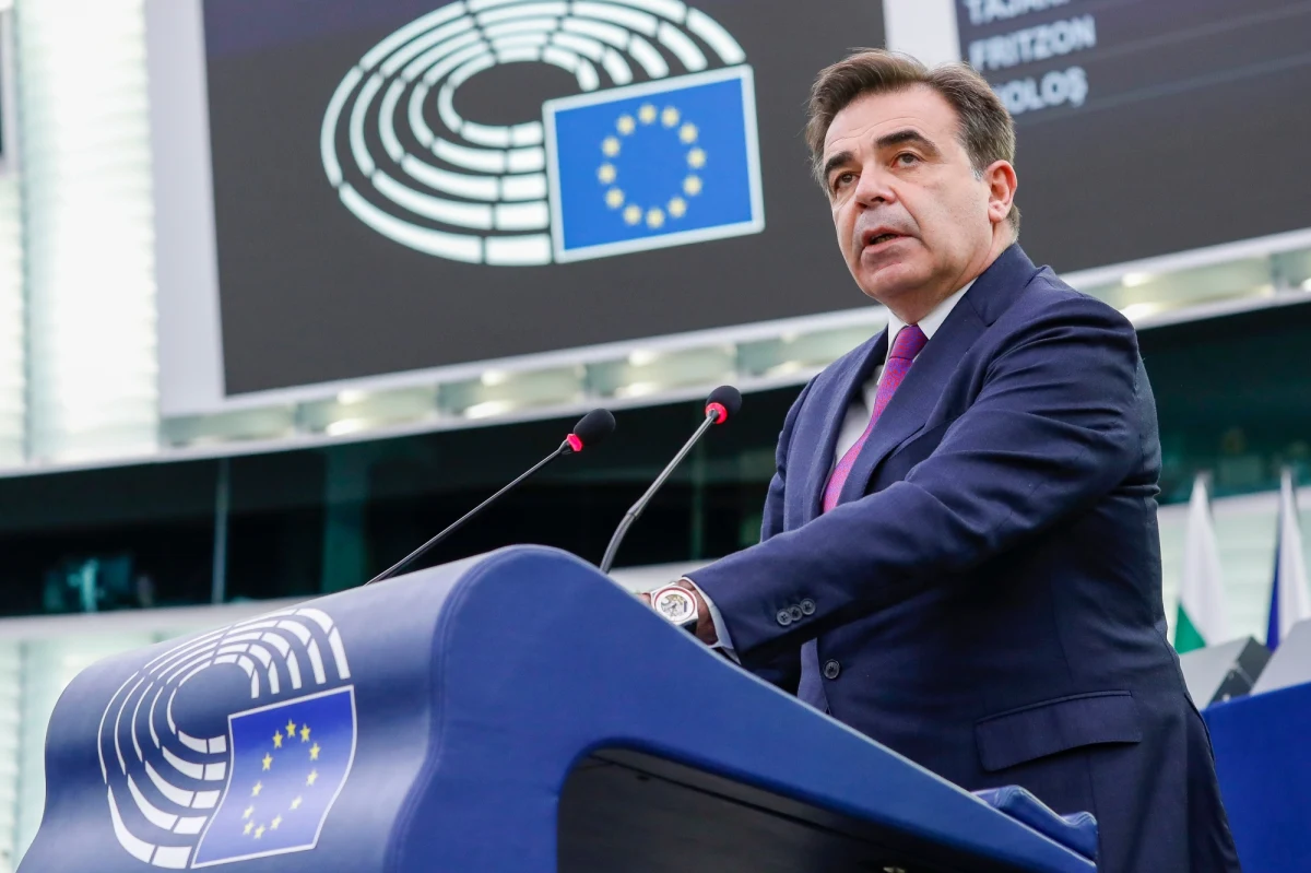 "Komisja Europejska uważa, że istnieje bardzo poważne zagrożenie dla praworządności w Polsce" - powiedział w Parlamencie Europejskim wiceszef KE Margaritis Schinas. Za nami trzy debaty w PE na temat Polski. Pierwsza dotyczyła wciąż niezatwierdzonego Krajowego Planu Odbudowy, z którego Polska powinna otrzymać 36 mld euro. Kolejna łamania w Polsce praw człowieka, a zwłaszcza praw kobiet i w końcu ostatnia sytuacji na granicy z Białorusią. 
