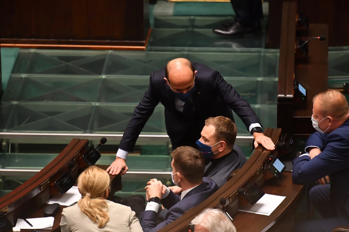 W grudniu na PiS chciało głosować 28 proc. zadeklarowanych uczestników wyborów, a na KO - 26 proc. - wynika z sondażu Kantar. 11 proc. zamierzało poprzeć ruch Polska 2050 Szymona Hołowni, 8 proc. głosów otrzymała Konfederacja, a 7 proc. - Lewica.