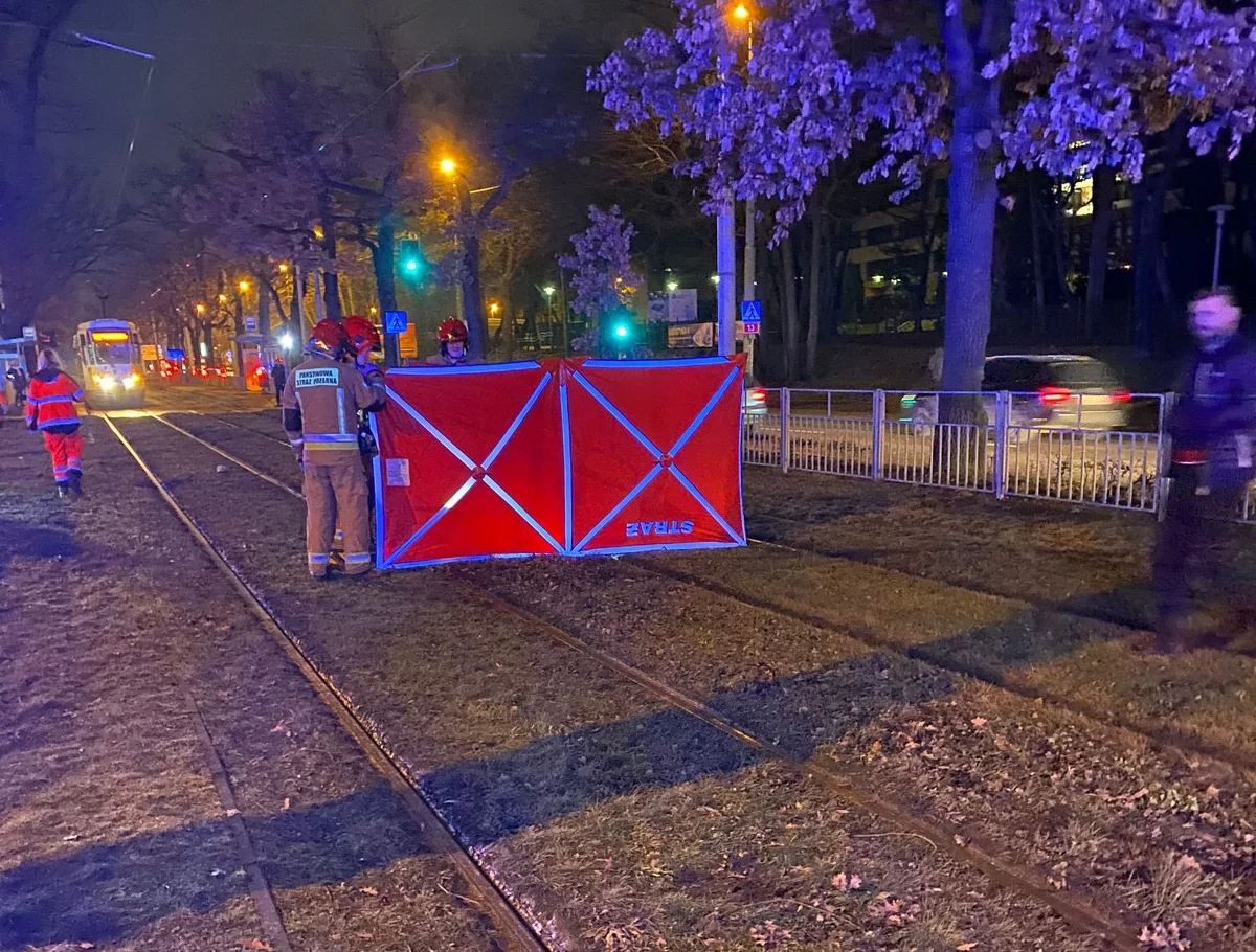 Na alei Piastów w Szczecinie doszło do śmiertelnego potrącenia. Kierowca, który doprowadził do wypadku, uciekł z miejsca zdarzenia. Policji udało się go jednak zatrzymać.