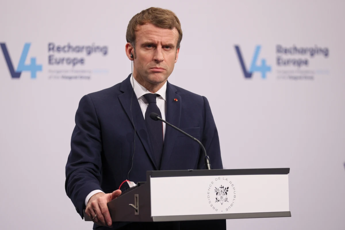 Prezydent Francji Emmanuel Macron powiedział w środę, że szczepionka przeciw Covid-19 być może będzie obowiązkowa we Francji, ale obecnie nie jest to priorytet. Dodał, że szczepienie dzieci w wieku 5-11 lat jest pożądane, ale ostatecznie jest to wybór rodziców.
