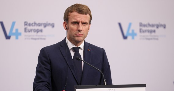 Prezydent Francji Emmanuel Macron powiedział w środę, że szczepionka przeciw Covid-19 być może będzie obowiązkowa we Francji, ale obecnie nie jest to priorytet. Dodał, że szczepienie dzieci w wieku 5-11 lat jest pożądane, ale ostatecznie jest to wybór rodziców.