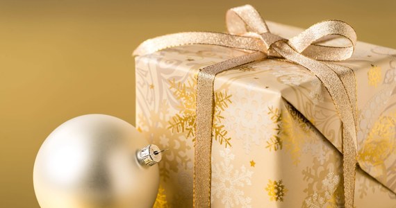 Ponad 40 proc. Polaków wyda w tym roku 50-100 zł na prezent świąteczny dla jednej osoby – wynika z badania sondażowego przeprowadzonego przez UCE Research i Grupę Blix. Niemal 2/3 Polaków podaruje bliskim zabawki, a ponad połowa kosmetyki i słodycze.