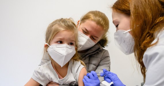 Dziś ruszyły szczepienia przeciw Covid-19 dzieci w wieku od 5 do 11 lat. Są wykonywane preparatem Comirnaty (Pfizer-BioNTech). 