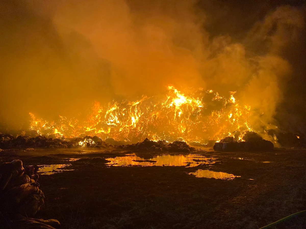 Strażacy od wczoraj walczą z ogniem, który objął składowisko tekstyliów w Kamieńcu (woj. pomorskie). To trzeci pożar w tym miejscu w ciągu ostatnich kilku tygodni.