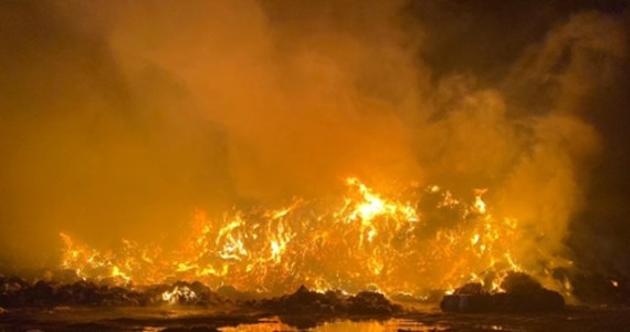 Strażacy od wczoraj walczą z ogniem, który objął składowisko tekstyliów w Kamieńcu (woj. pomorskie). To trzeci pożar w tym miejscu w ciągu ostatnich kilku tygodni.