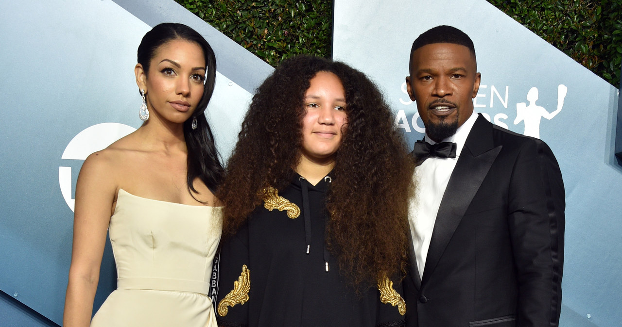 Jamie Foxx w najnowszym wywiadzie opowiedział o tym, jak sobie radzi z wychowywaniem dzieci. Słynny amerykański aktor i komik, który ma dwie córki z poprzednich związków, wyznał, że bliską relację, jaka łączy go z pociechami, uznaje za swój największy sukces. Gwiazdor "Django" ujawnił przy tym, że nie jest surowym rodzicem - córki pozwalają sobie na boleśnie szczere komentarze na jego temat i notorycznie z niego drwią.