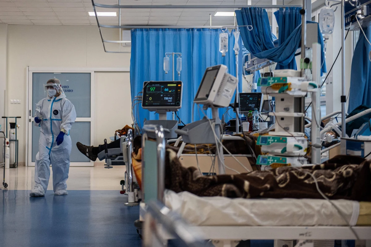 W ciągu ostatniej doby zmarło 592 chorych na Covid-19. 415 z nich miało choroby współistniejące. Odnotowano ponad 22 tys. nowych zakażeń koronawirusem. 