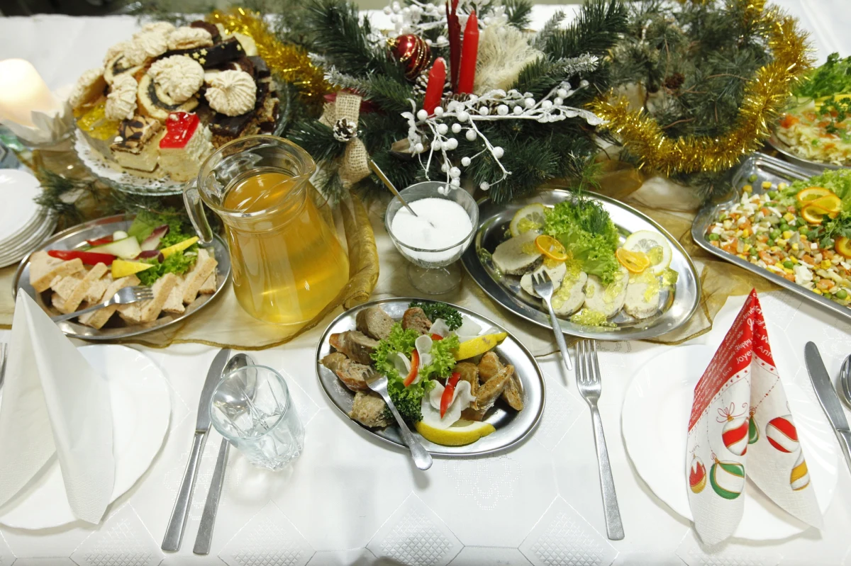 Gdy nie mamy czasu przygotować potraw na wigilijny czy bożonarodzeniowy stół, z pomocą może przyjść nam świąteczny catering. W tym roku trzeba jednak nastawić się, że będzie on droższy niż przed rokiem. Średnio możemy zapłacić nawet 20 procent więcej.