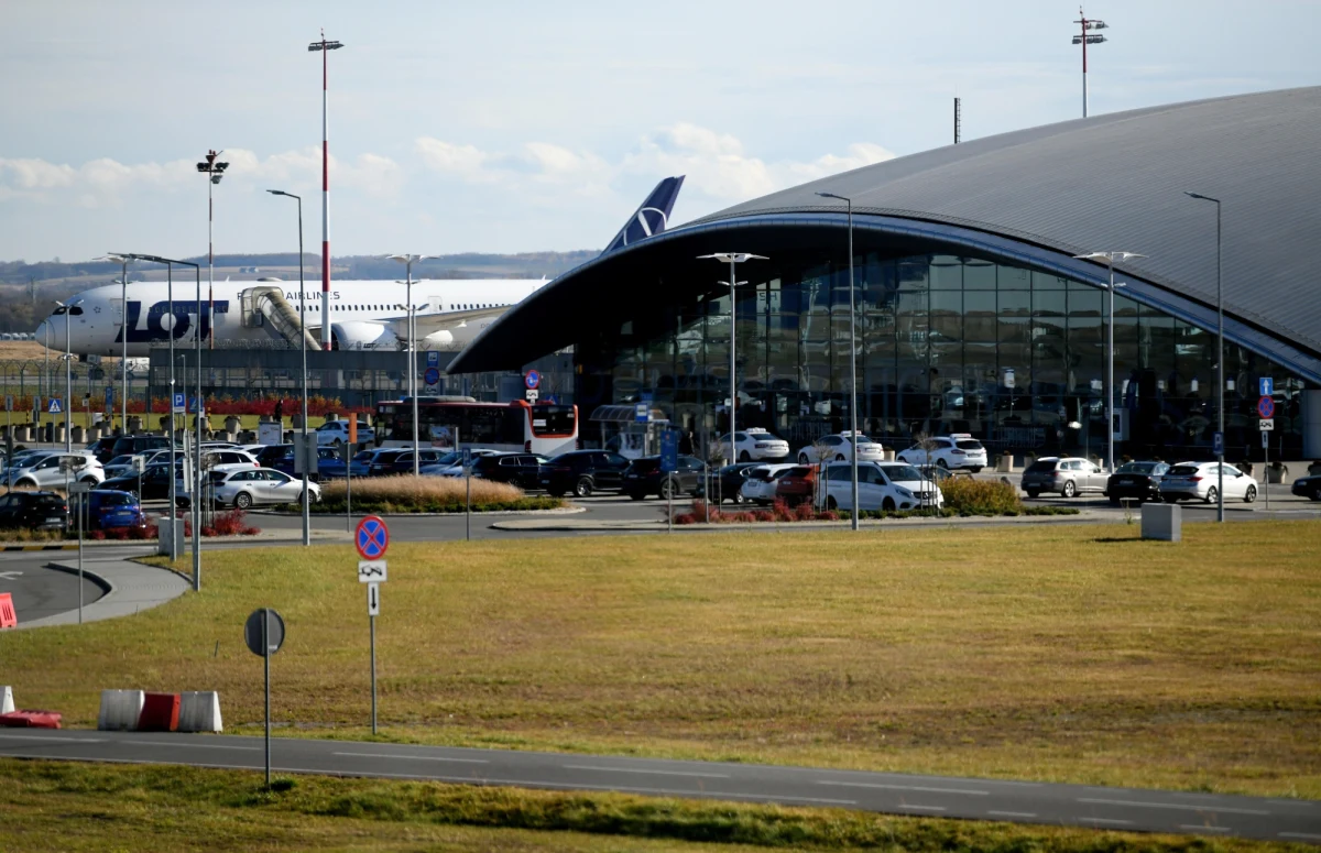 Nowe obostrzenia dopiero weszły w życie, a już trzeba poprawiać rozporządzenie. Od wczoraj, 15 grudnia, przylatujący spoza Unii Europejskiej, spoza strefy Schengen, a także spoza Turcji muszą mieć ważny test na koronawirusa, nie starszy niż 24 godziny, by uniknąć kwarantanny. W rozporządzeniu brakuje wyłączenia z tego obowiązku między innymi załóg statków powietrznych czy kierowców zawodowych. Dlatego jutro zostanie ono znowelizowane. 