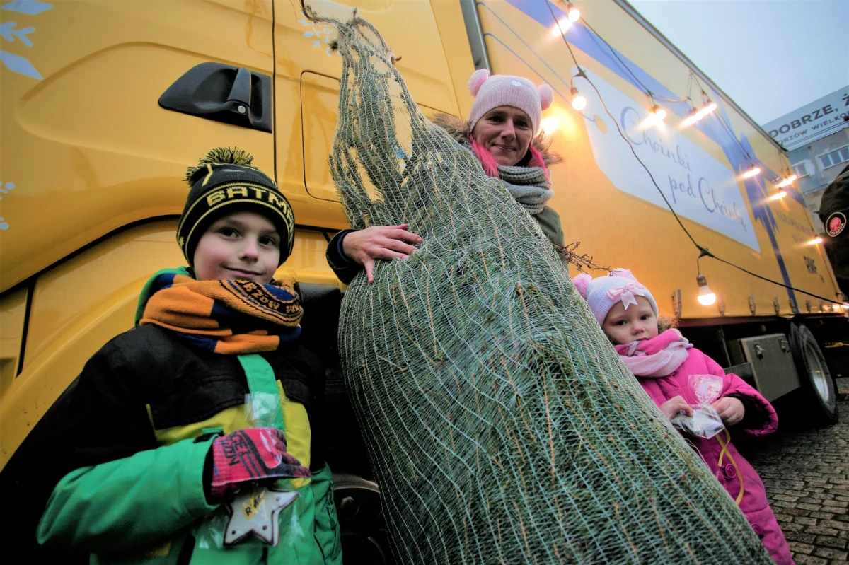 Święta już za niedługo, a to oznacza, że to najwyższy czas, by pomyśleć o choince. Po bożonarodzeniowe drzewko nie musicie jednak biec do sklepu. Żółto-niebieski konwój jeździ po całej Polsce i rozdaje choinki naszym Słuchaczom. Dziś odwiedziliśmy Gorzów Wielkopolski i Zieloną Górę.