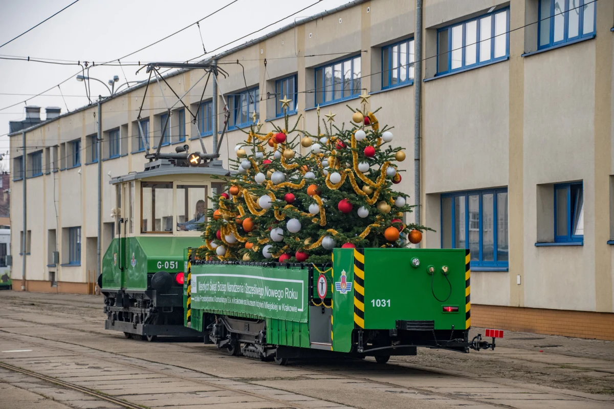 Miejskie Przedsiębiorstwo Komunikacyjne w Krakowie odrestaurowało historyczny wagon transportowy tzw. lorę, wykorzystywany w latach 80. ubiegłego wieku. W okresie Bożego Narodzenia oraz Nowego Roku pojazd będzie kursował ozdobiony życzeniami świątecznymi.
