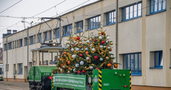 Miejskie Przedsiębiorstwo Komunikacyjne w Krakowie odrestaurowało historyczny wagon transportowy tzw. lorę, wykorzystywany w latach 80. ubiegłego wieku. W okresie Bożego Narodzenia oraz Nowego Roku pojazd będzie kursował ozdobiony życzeniami świątecznymi.
