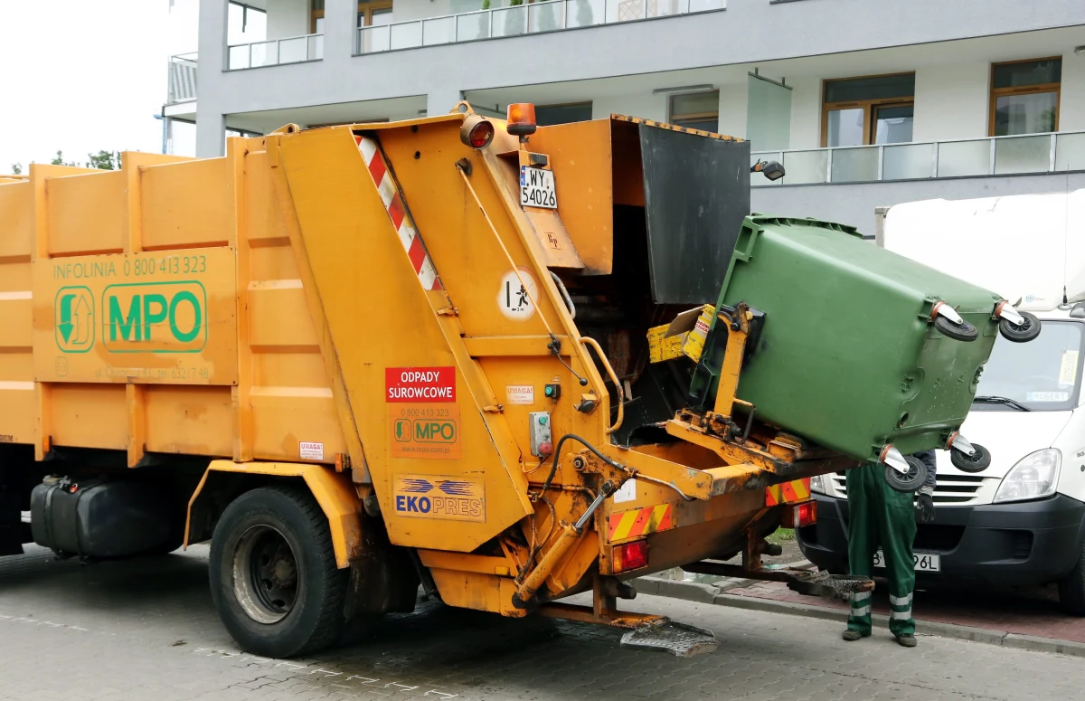 Mężczyznę leżącego w pojemniku na odpady zauważyła załoga śmieciarki w czasie pracy na Pradze-Północ. Zawiadomili straż miejską, która wydobyła go z kosza. Strażnicy wezwali pogotowie ratunkowe, które zawiozło pijanego pacjenta do szpitala.